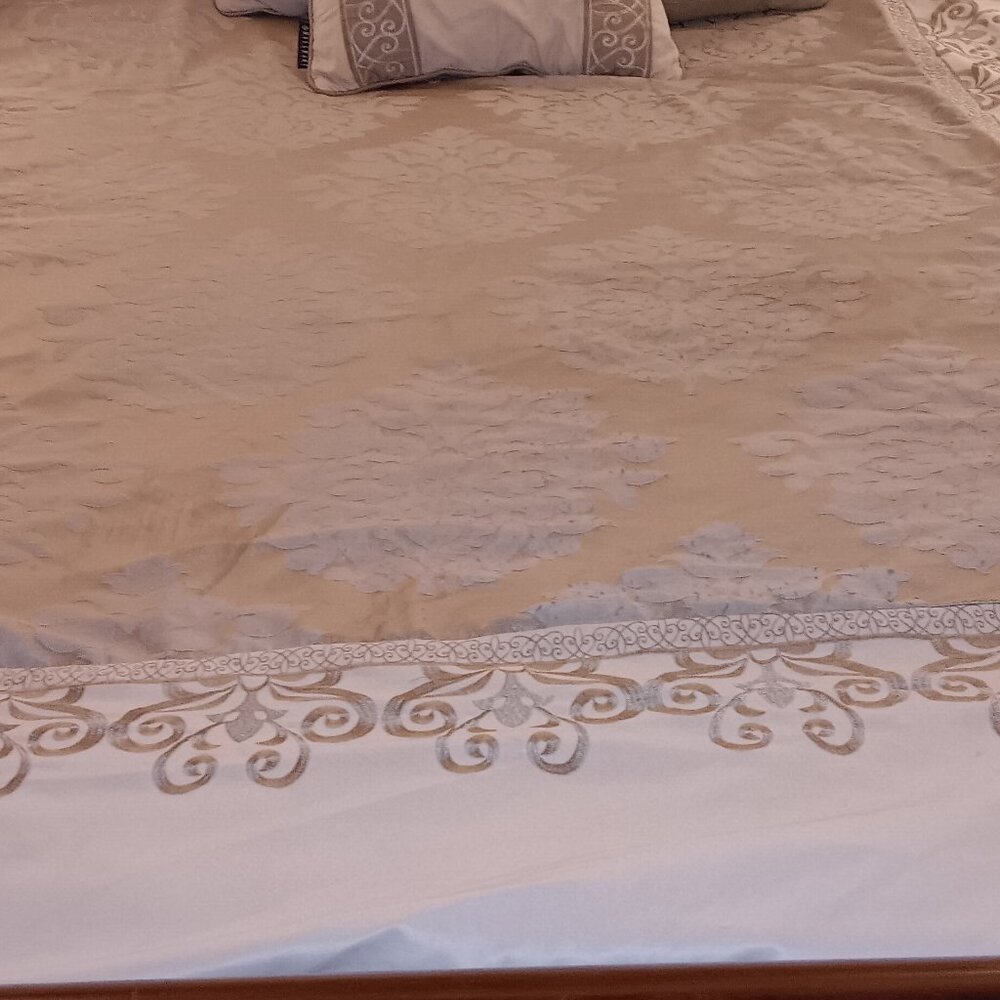 Comforter - Picture 2 of 2